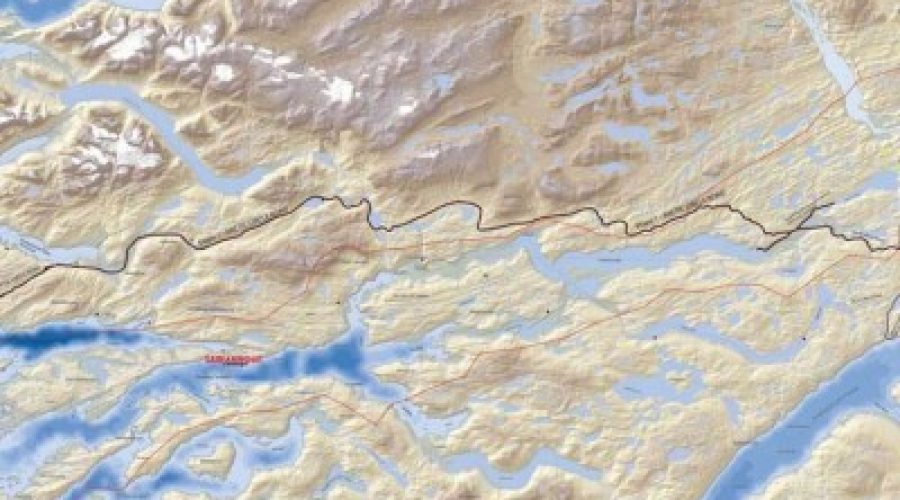 Der ses frem til vejen mellem Sisimiut og Kangerlussuaq.